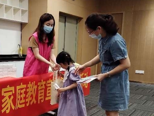 公明街道进商场宣讲家庭教育