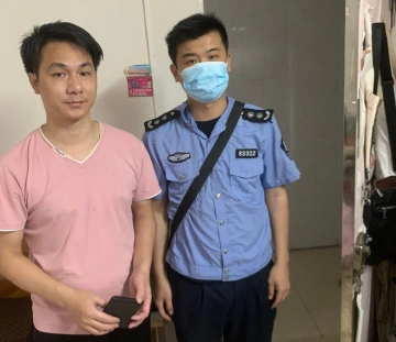 凤凰街道“红色小分格”网格员拾金不昧传递社会正能量