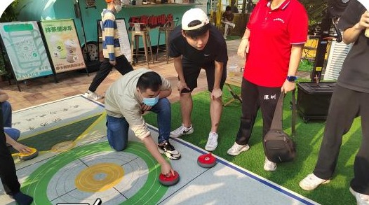 南山举行“球索未来”青年旱地冰壶体验活动