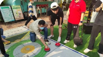南山举行“球索未来”青年旱地冰壶体验活动