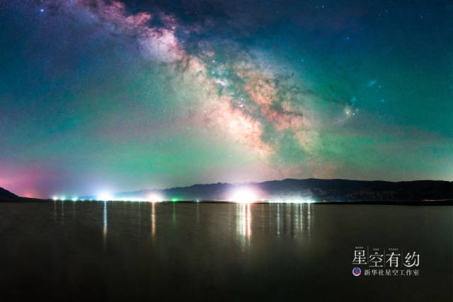 新疆星空摄影爱好者杨雳鹏2022年7月1日在哈密市幻彩湖拍摄的夏季银河和天蝎座调色盘。（本人供图）