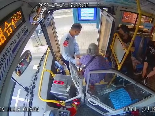 老人乘错公交车 深圳巴士驾驶员暖心相助