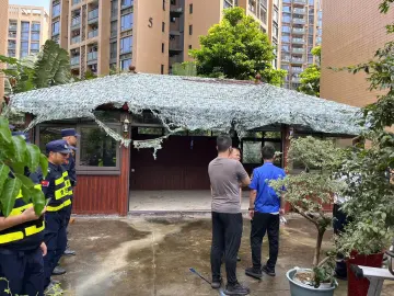 公明街道拆除一处露台违法搭建
