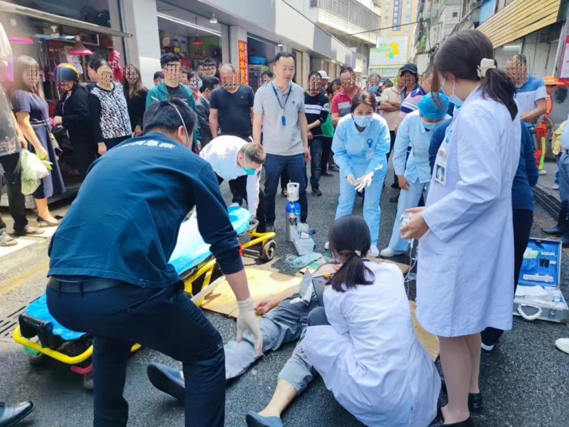 龙岗三院成功抢救一名重症冠心病患者