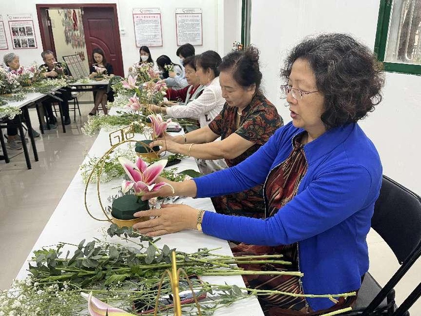 花香五月 献爱母亲，长城社区举办插花交流活动