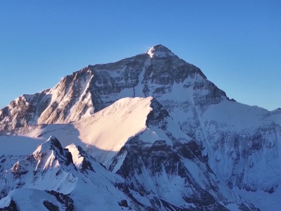 气温升高，冰川融化：庆祝首登珠穆朗玛峰70周年之际的担忧