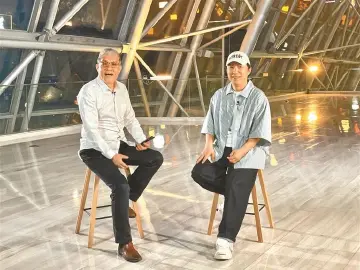 聚光灯 225期|音乐剧《一出好戏》深圳首演，晶报总编辑对谈黄渤：“愿在深圳开出第一朵美丽的花”