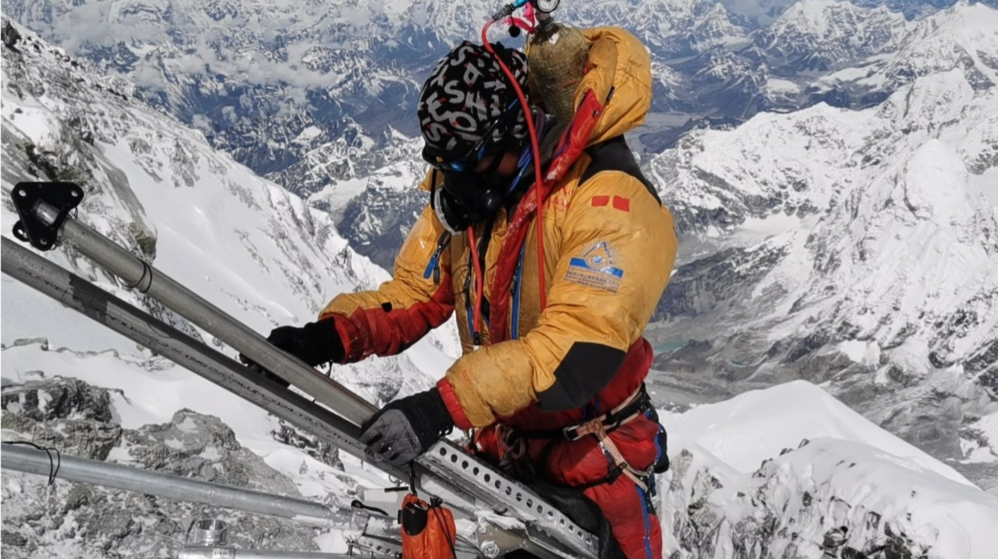2023“巅峰使命”珠峰科考登山队员成功登顶！