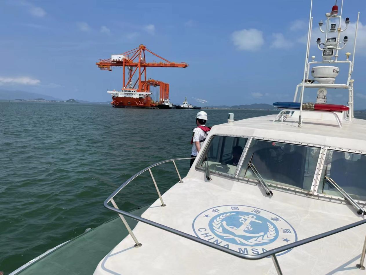 潮州海事部门精心护航，60米高岸桥集装箱起重机成功“落户”
