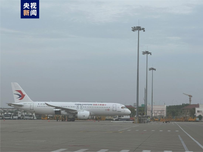 国产大飞机C919执飞的首个商业航班从上海虹桥机场顺利起飞