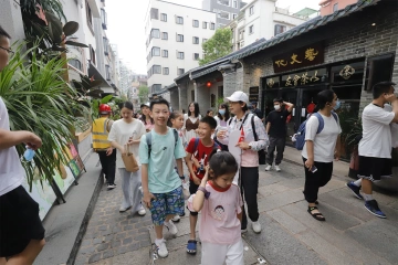 玉塘街道组织30名港籍青少年共同领略深港文化