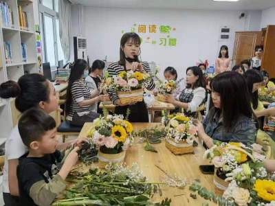 新湖圳美社区开展两场插花活动庆祝母亲节