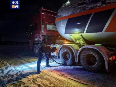 青海省玛多县突降暴雪 百余辆汽车被困