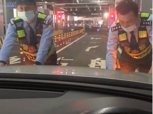 香港旅客偷拍港珠澳大桥边检民警？原因很暖心