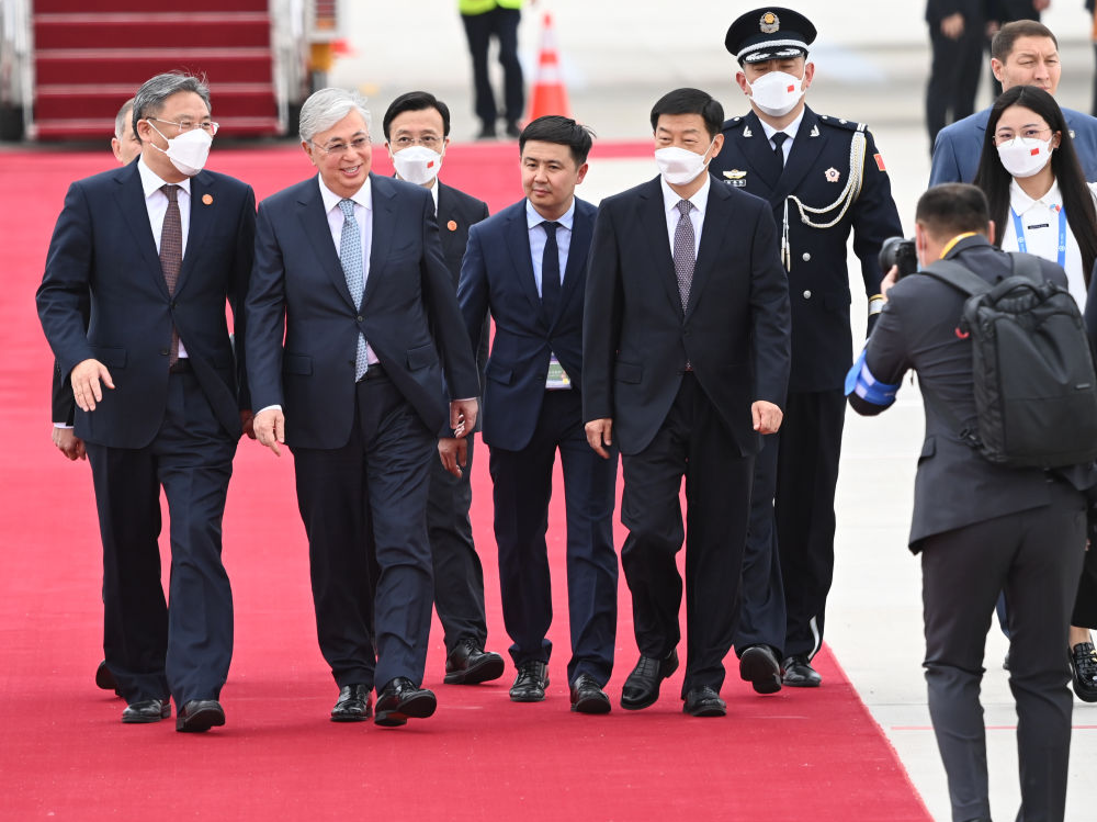 哈萨克斯坦总统托卡耶夫抵达西安