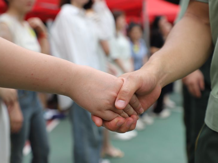 怦然心动！“香蜜有约·缘定军营”军地交流会举行