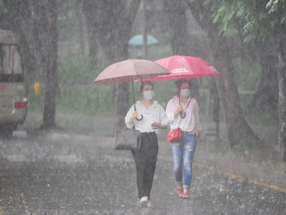 短时强降雨突袭深圳，市三防指挥部积极响应