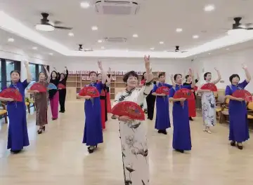 凤凰街道玖龙台社区举办中老年模特秀活动