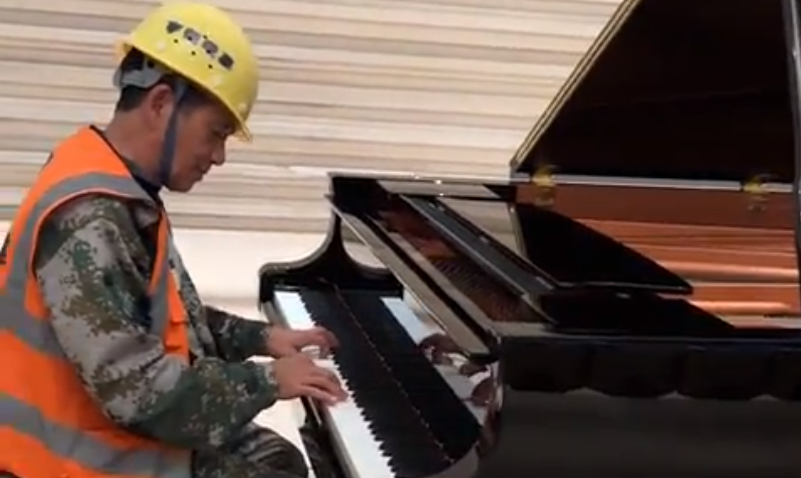 深圳街头弹钢琴的农民工大叔，这次登上了音乐厅！