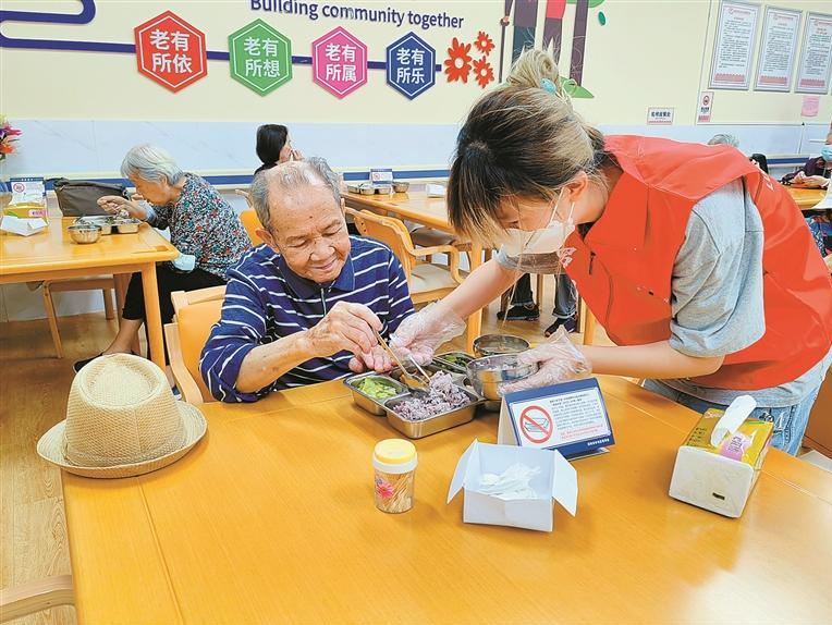 惠民生暖民心顺民意｜年轻城市里的“银发关怀”——长者食堂：饭菜香，关怀与尊重“更香”