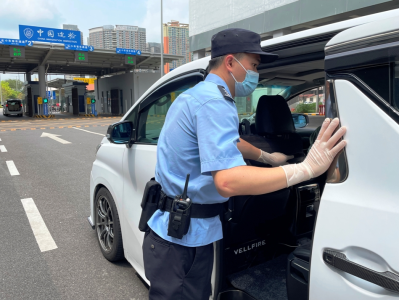 “五一”假期，深圳边检民警有点忙   