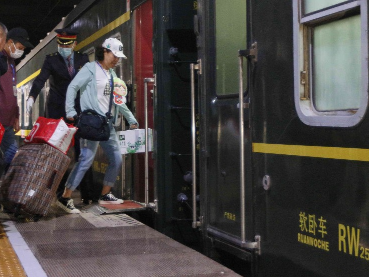 今年首趟“龙藏号”旅游专列发车