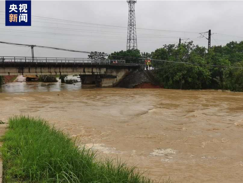 江西丰城一河堤溃口200余人受灾 当地正紧急救援