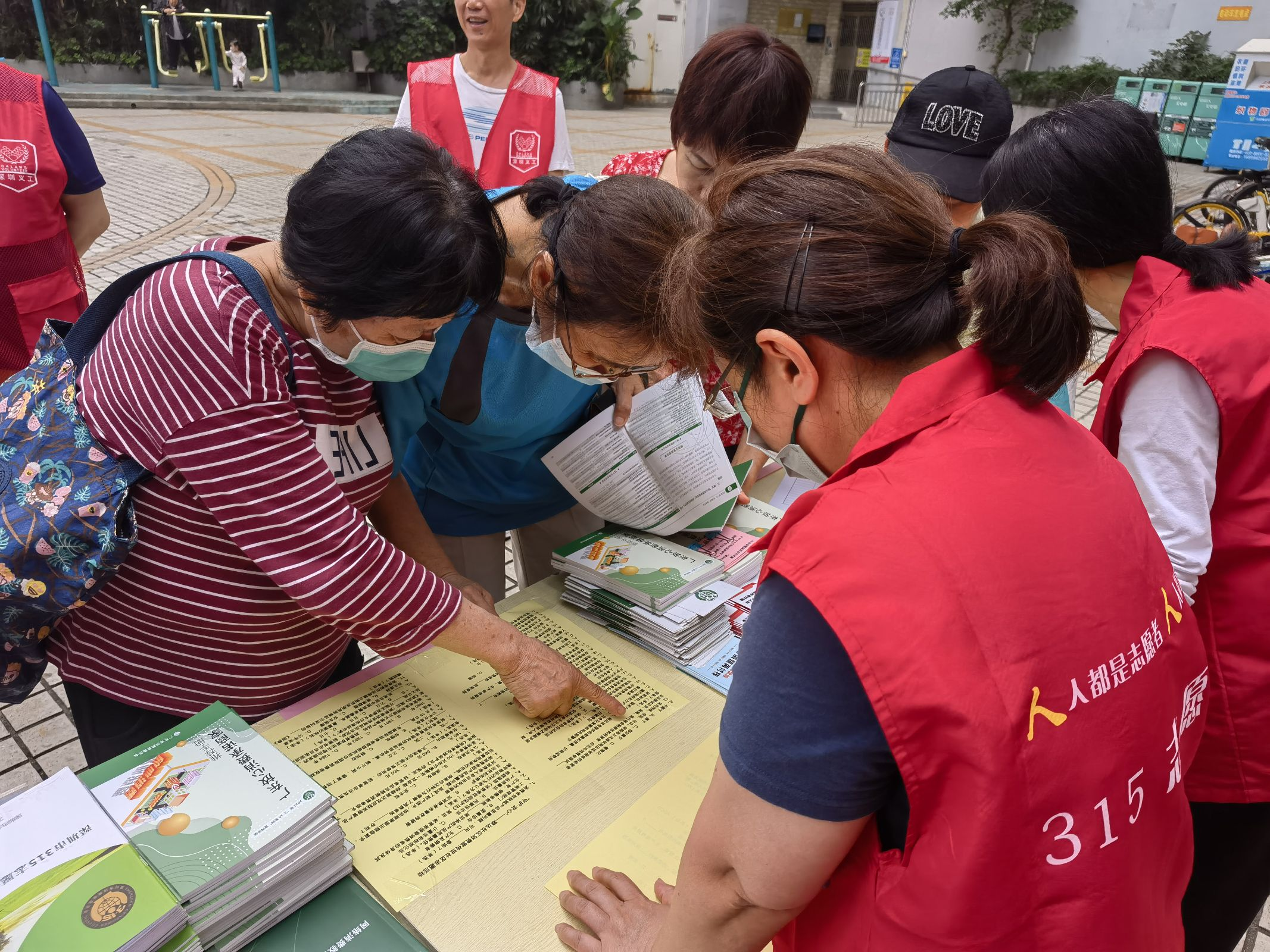 翠竹街道翠达社区开展消费宣传进社区志愿活动