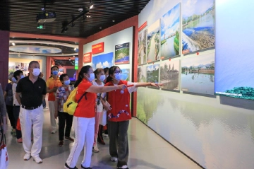 视频｜“这当初就是我们建的” 鹏盛社区银发长者参观红色阵地
