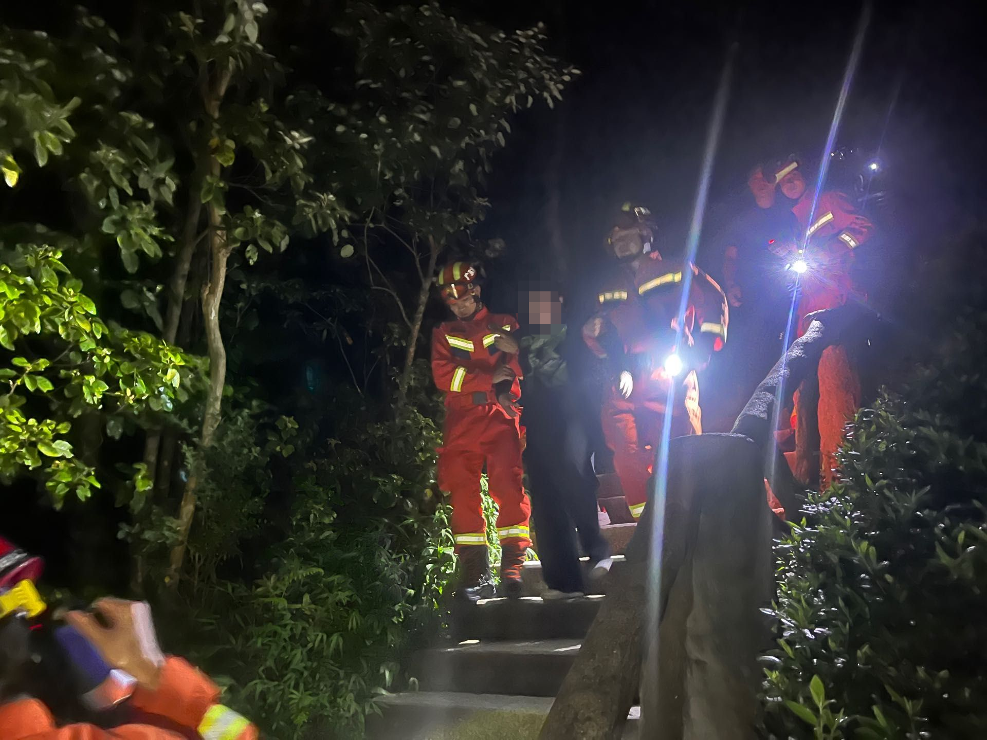 市民夜爬梧桐山被困 罗湖消防员助伤者脱险