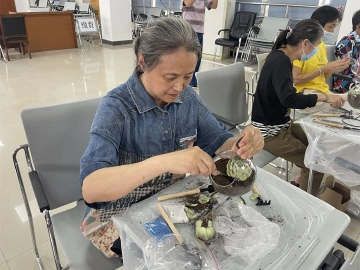 献爱母亲节，马田街道石围社区组织女性长者制作微景观盆栽