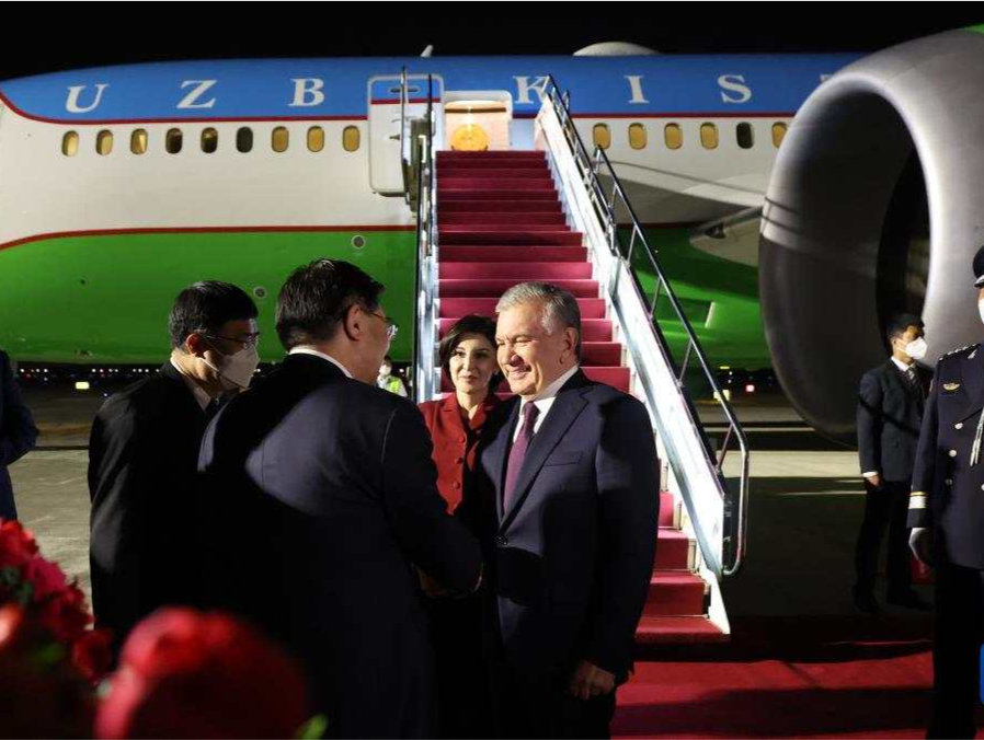 乌兹别克斯坦总统米尔济约耶夫抵达西安