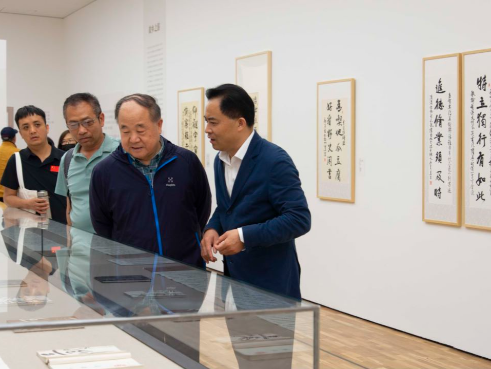 莫言出席“壮游与长歌——莫言/王振两块砖墨讯特展”