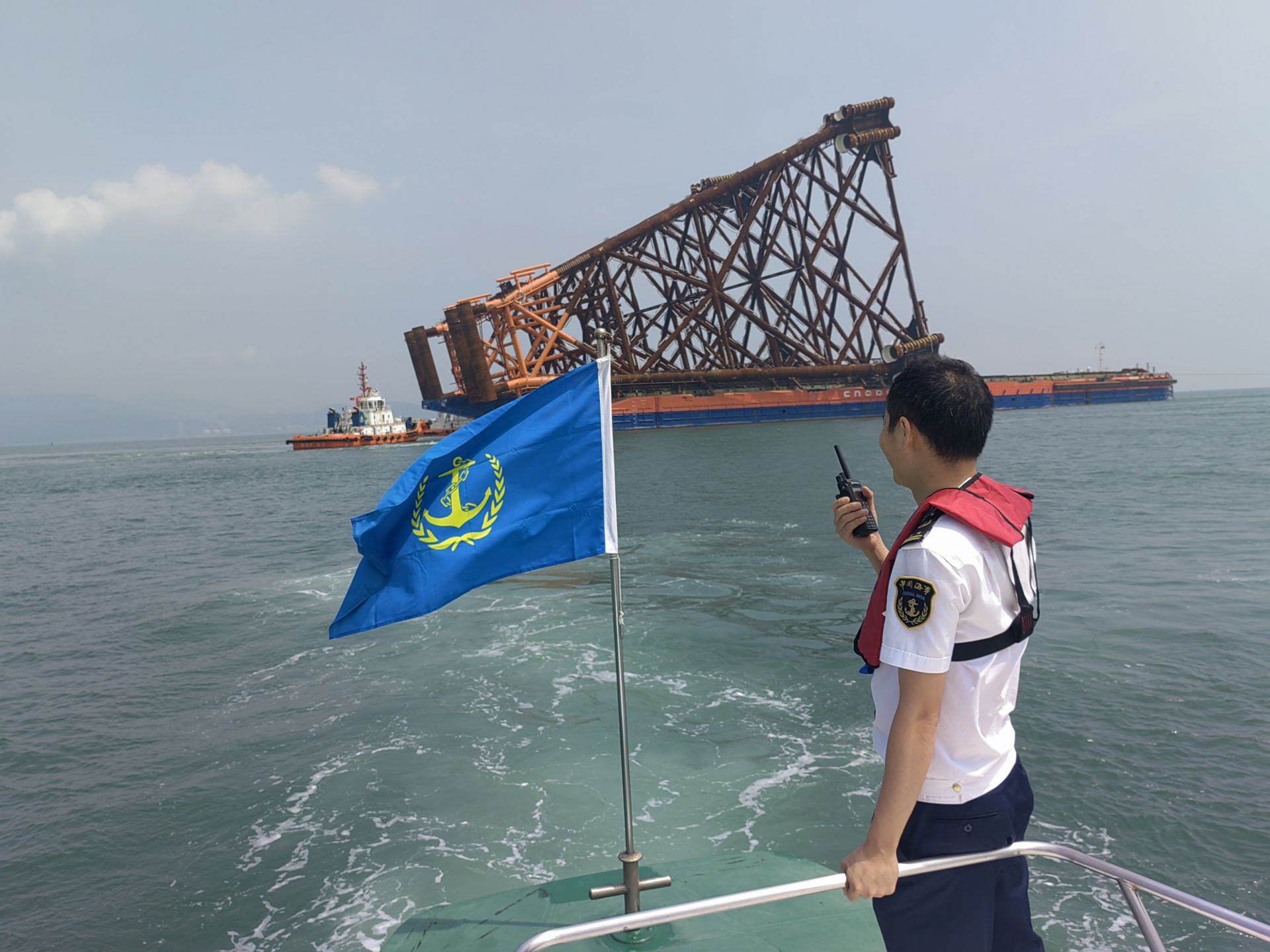 深圳南山海事局为恩平番禺联合开发项目DPP导管架保驾护航