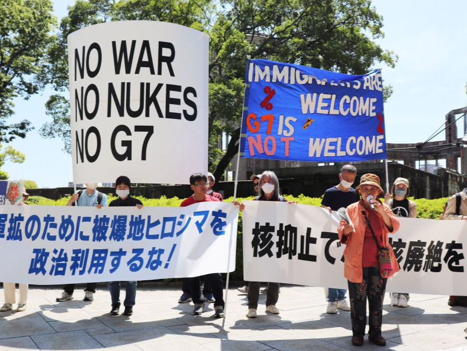 日本民众抗议美国核动力航母停靠日本港口