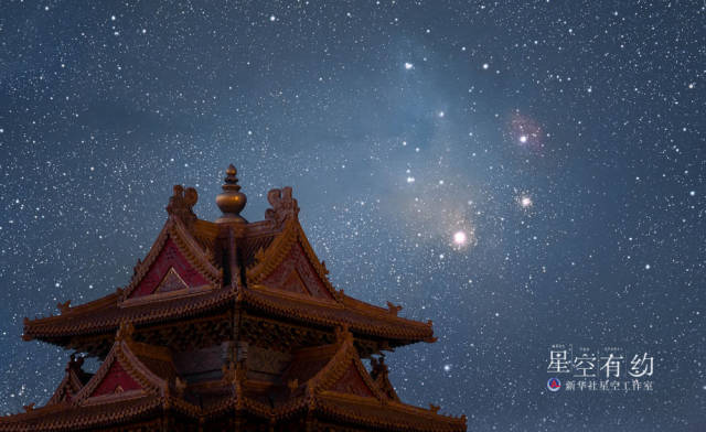 北京市星空摄影爱好者黄筱秦2022年5月26日在西北角楼拍摄的天蝎座调色盘（天文改机加滤镜，累计曝光160分钟拍摄）。（本人供图）