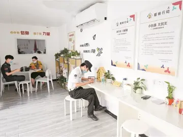 深圳南山区大冲社区有条“蜂汇一条街”，是快递小哥的“家”也是“加油站”