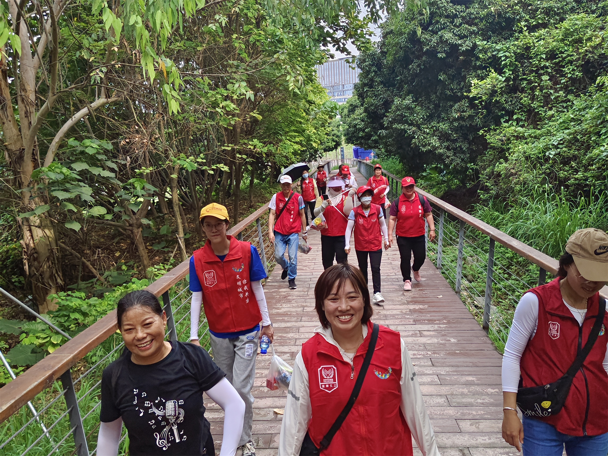 马田街道马山头社区组织志愿者开展健步团建活动