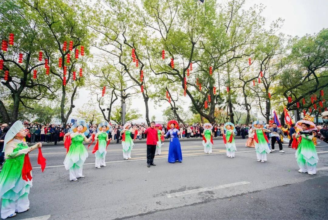 元宵大巡游活动现场中，客家凉帽与惠阳皆歌联袂上场。