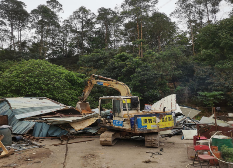 坪地街道拆除一处历史遗留违建