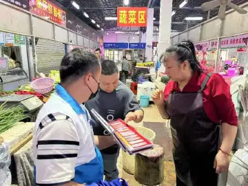 凤凰街道禁毒宣传进市场引导居民珍惜生命远离毒品