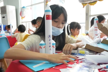 种下航天“种子”，玉塘街道组织青少年开展火箭模型手工制作活动