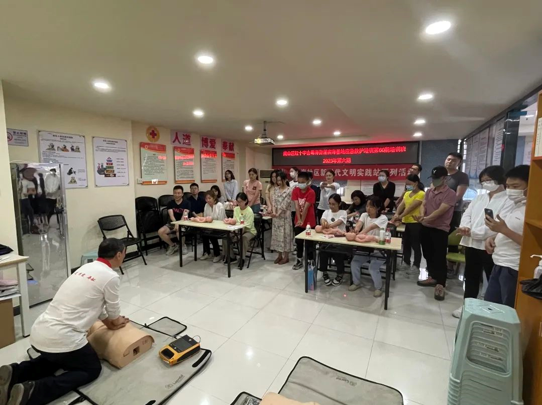 “急救地摊”传播者 有活力的街头科普