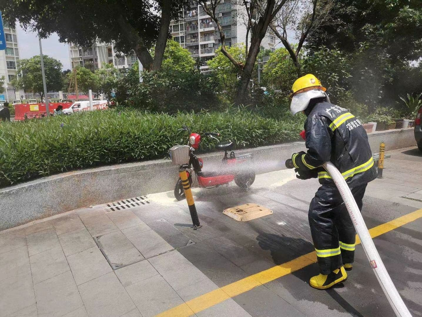 深圳消防提醒：夏日高温来袭 电单车室外充电易燃需提防