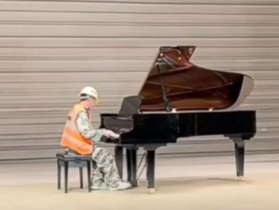 在街头弹钢琴的他，登上了音乐厅