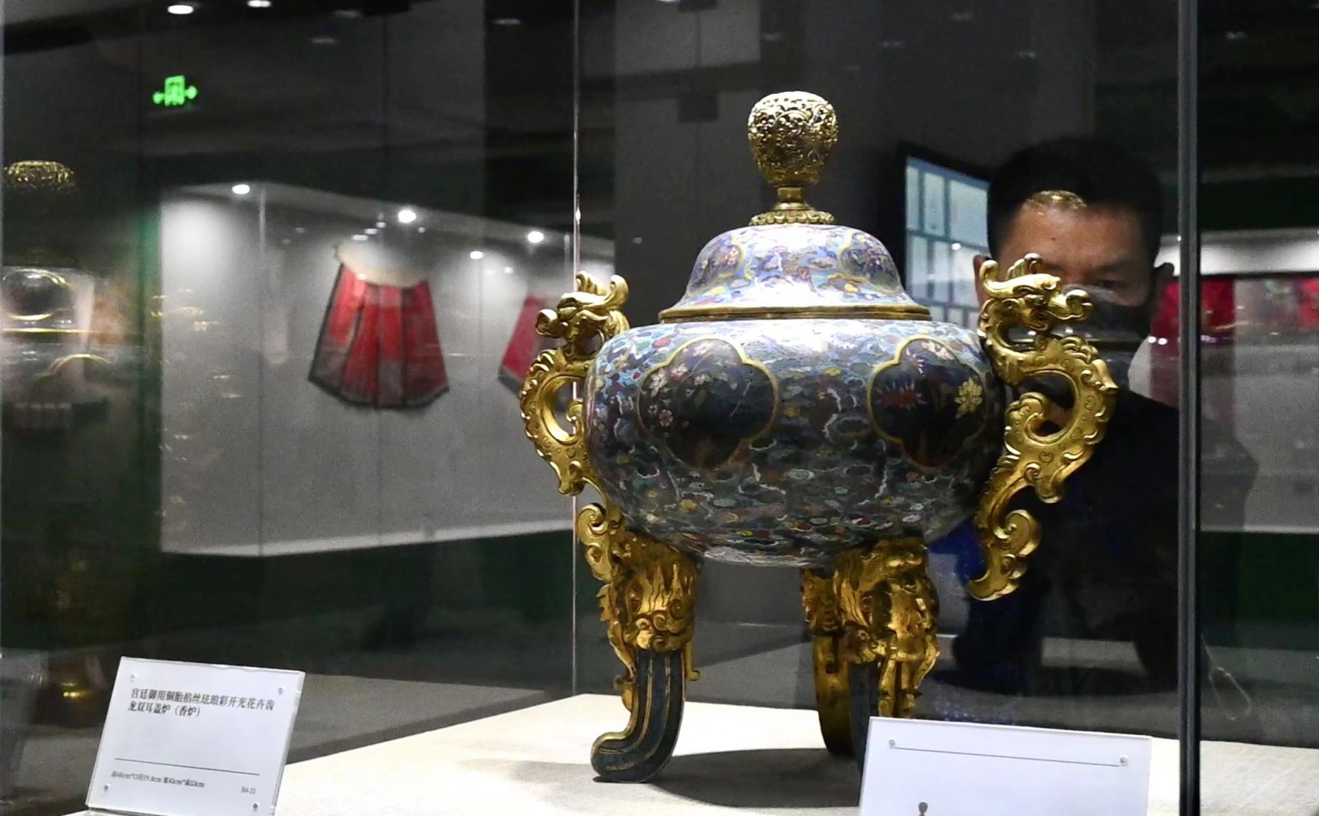 数字化赋能传统艺术珍品 龙世界艺术馆在深圳揭幕 