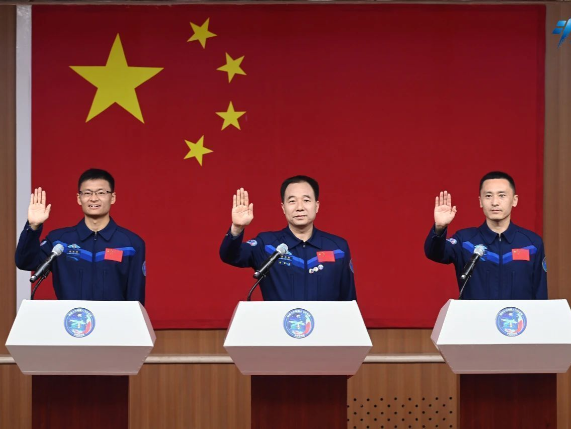 为什么是“航天驾驶员+航天飞行工程师+载荷专家”？