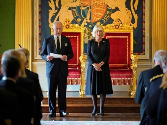 习近平和夫人彭丽媛致电祝贺英国国王查尔斯三世和王后卡米拉加冕