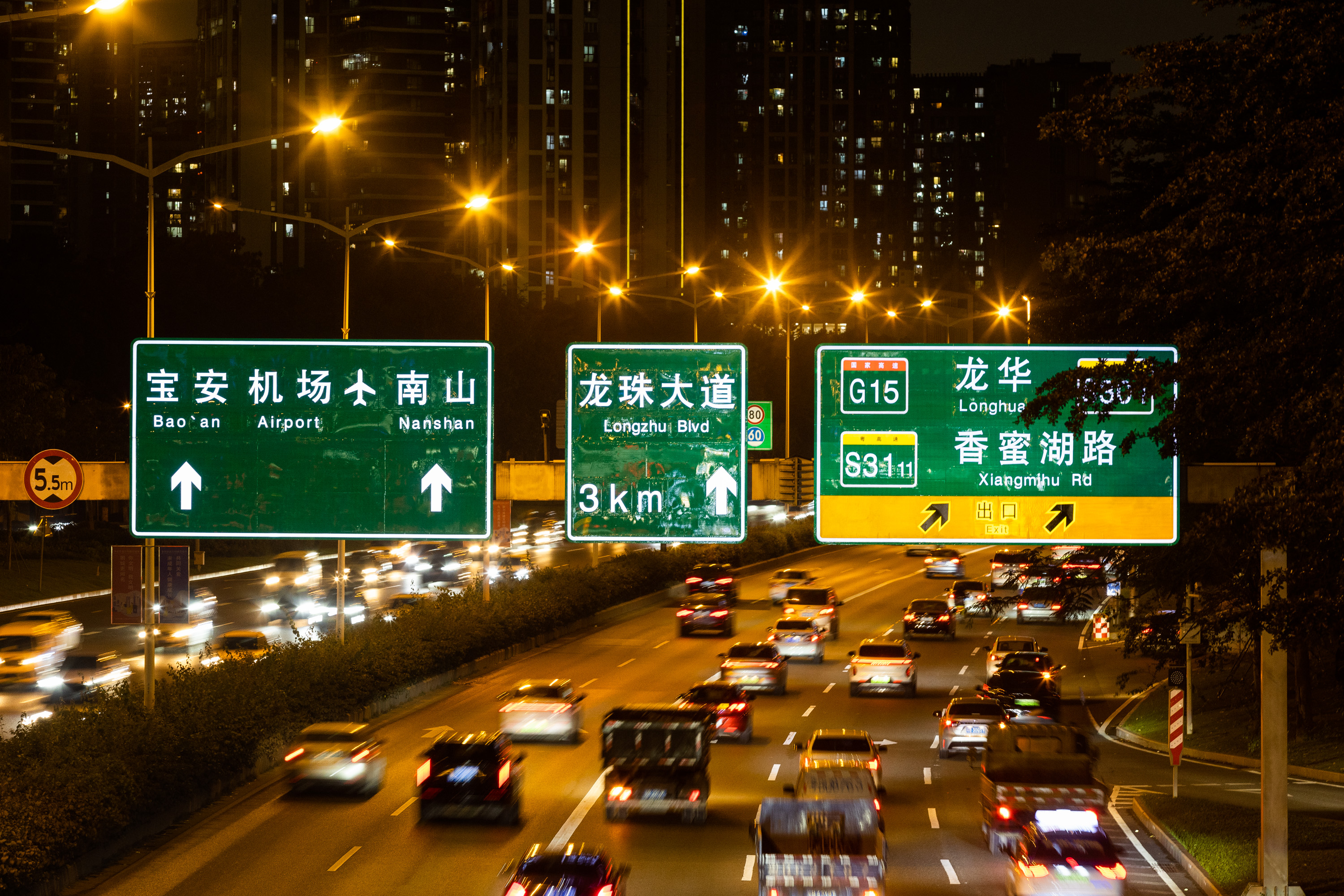 夜晚开车看不清道路指示牌？深圳市交通部门回应：试点推出“发光”路牌