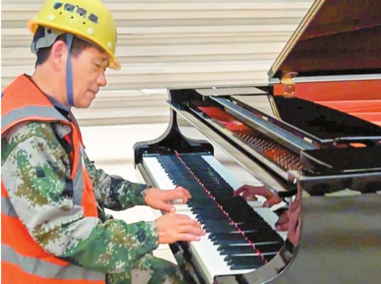 深圳建筑工人受邀登上艺术中心音乐厅演奏！最糙的手弹出最动人的城市琴音